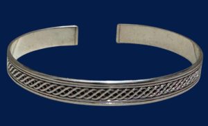 BRACELETE AJUSTAVEL COM TRANÇADO